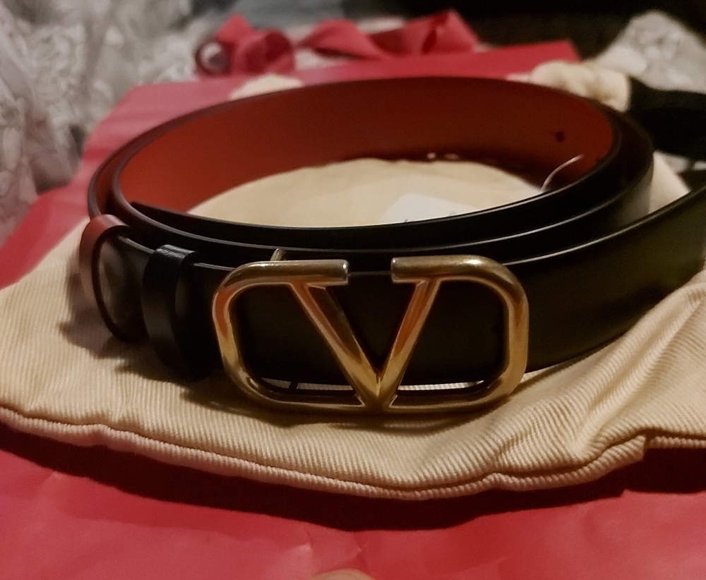 Valentino Garavani VLogo Signature reversible belt in shiny calfskin. Red/Black